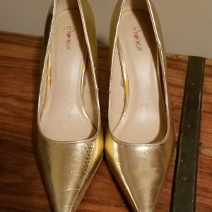 Gold pumps
